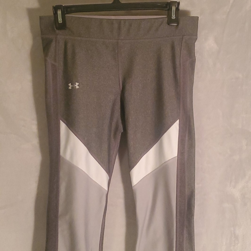 UNDER ARMOUR • Athletic Capri Leggings